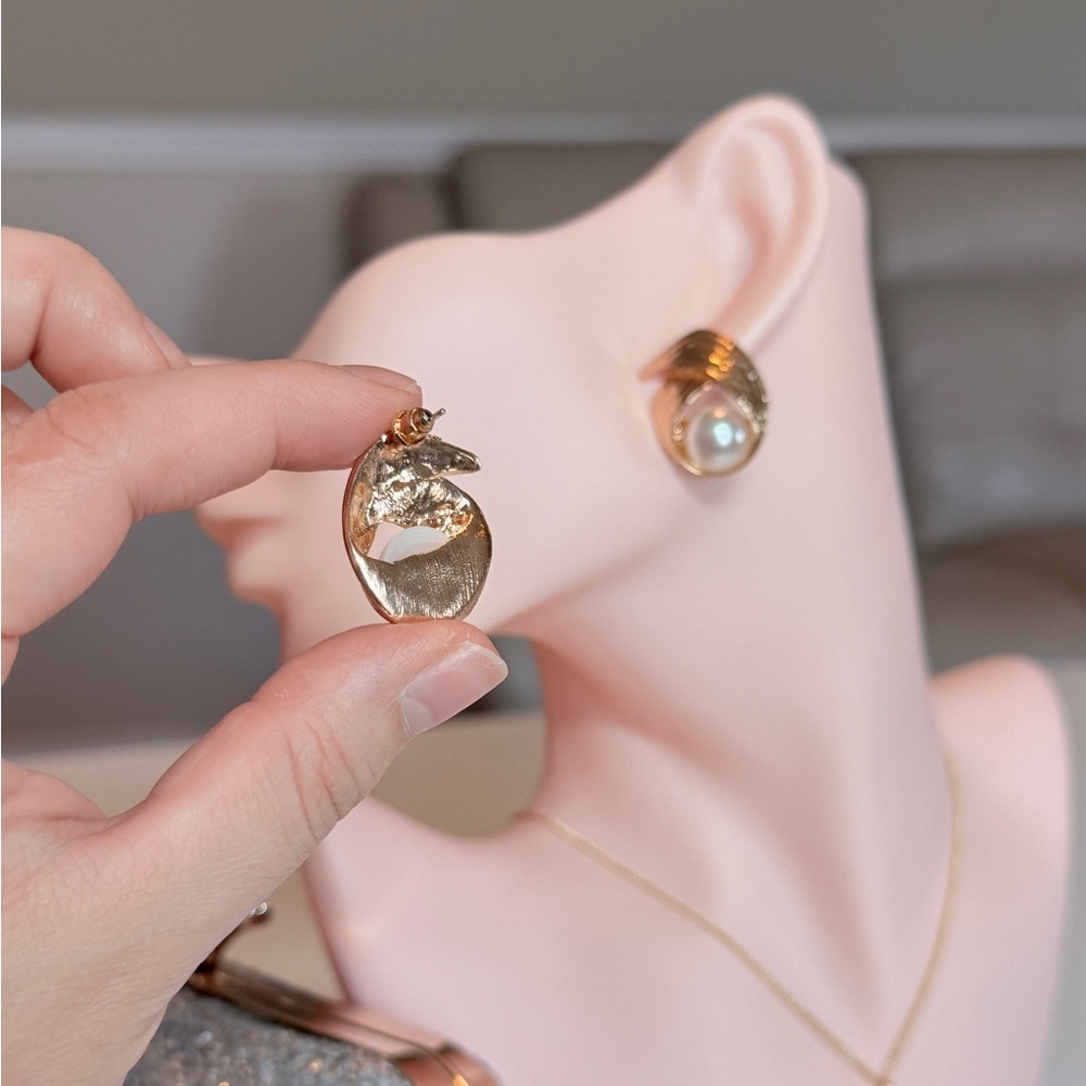 ⚜️ Elegant Gold Pearl Earrings - Picture 5 of 8